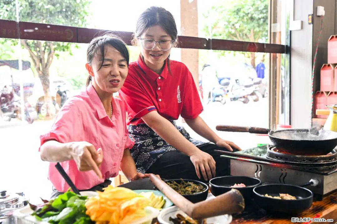 全网追的“扁担女孩”,找了一份暑假工,时薪12元 - 固原生活资讯 - 固原28生活网 guyuan.28life.com