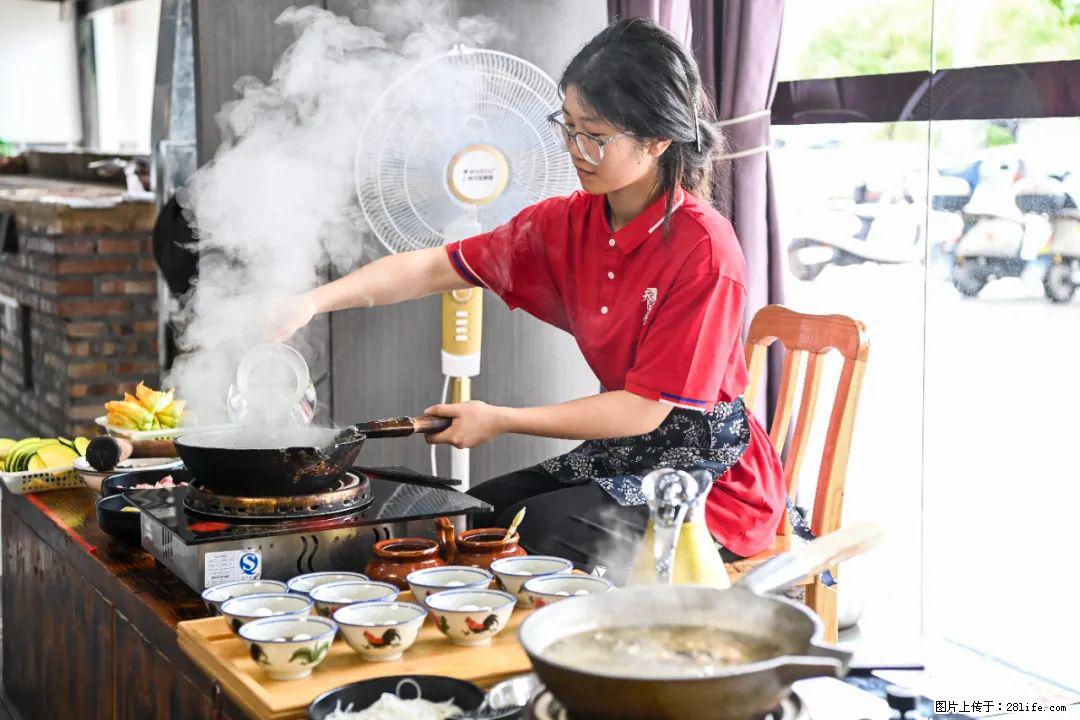 全网追的“扁担女孩”,找了一份暑假工,时薪12元 - 固原生活资讯 - 固原28生活网 guyuan.28life.com